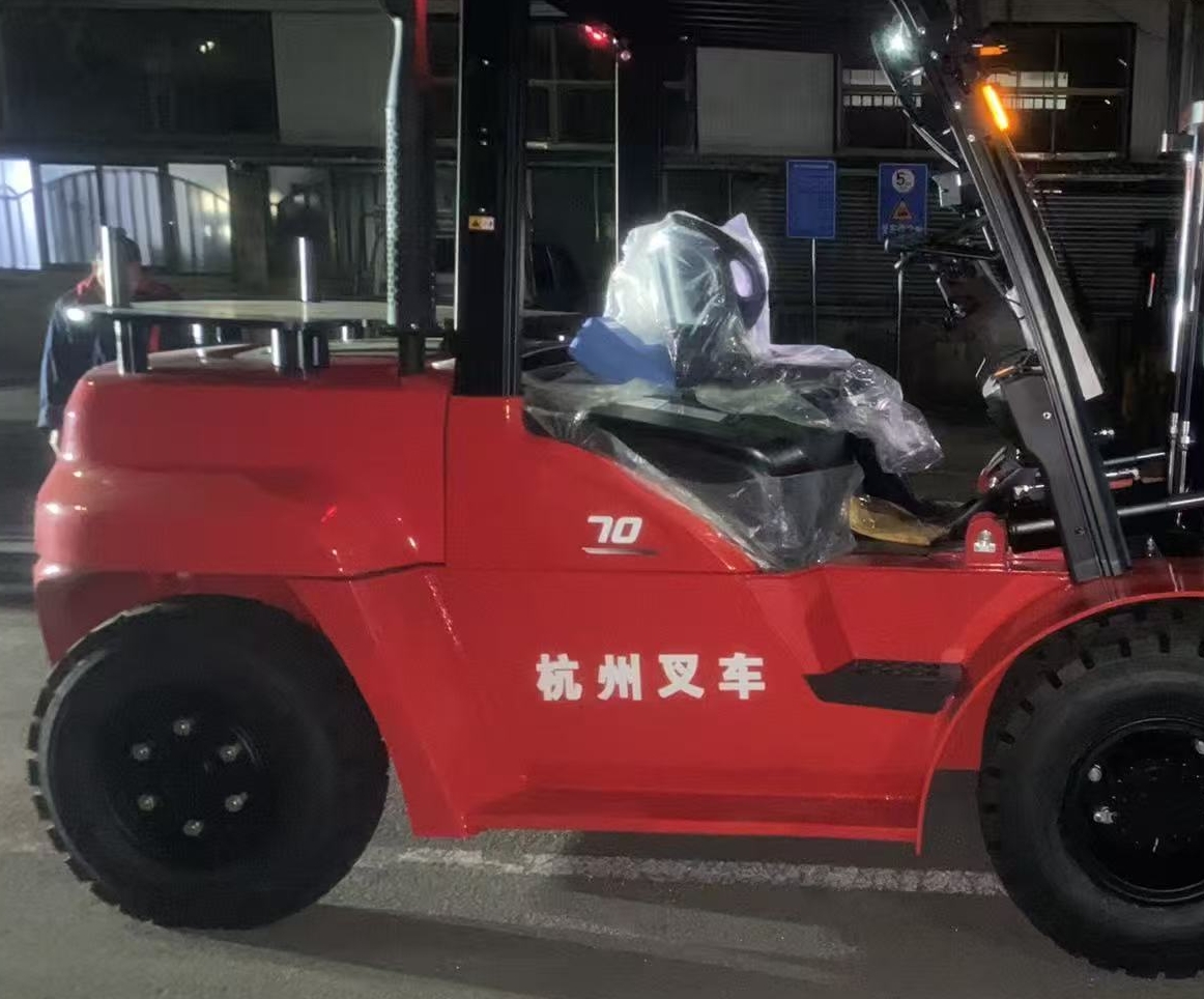The customized 7-ton Hangzhou forklift – two-stage 3-meter mast with fork positioner